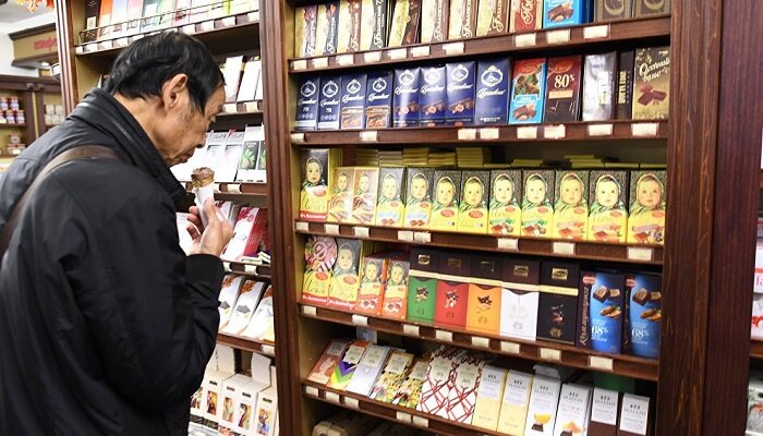 Хоть давно известно, что китайцы не слишком жалуют сладости, но в последнее время жители Поднебесной основательно «подсели» на российские вкусности. Ошеломительный успех имеют некоторые виды конфет, мороженого и мед, которые разметаются в считанные часы, не успевая залежаться на полках супермаркетов. Недолго они лежат и на складах интернет-магазинов, рассылающих сладости по всей стране. Как оказалось, причина повышенного спроса заключается не только в качестве и цене продукции, а совсем в другом.