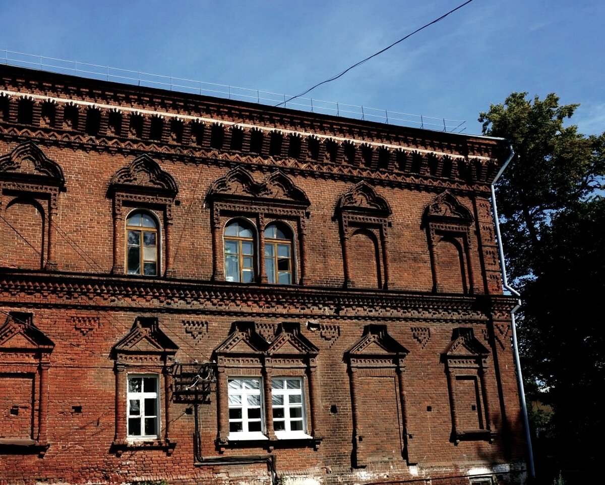 Вот в таком доме жила семья подруги с родителями, братом и сестрой в маленькой комнате.