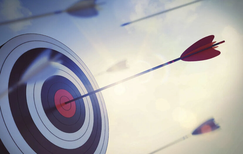 Под термином «мотивация» понимают мотивы человека, то, что побуждает его к действию и позволяет достигать успеха. Есть другое определение, согласно которому мотивация — это то, что определяет организованность, активность людей и управляет их поведением. В любом случае она особенно нужна, когда проект взят в работу, но на каком-то этапе его выполнение приостанавливается.

Одна из причин такой ситуации в непонимании того, откуда берётся мотивация. Принято считать, что это энергия, некая внутренняя сила, которая заставляет идти вперёд и упорнее трудиться. На деле же мотивация является скорее результатом. Мотивированный человек — это тот, кто адекватно оценил свои достижения, поверил в собственные силы и поставил новые цели. Он знает, ради чего он трудится и какие блага сможет обрести, и это даёт ему энергию.