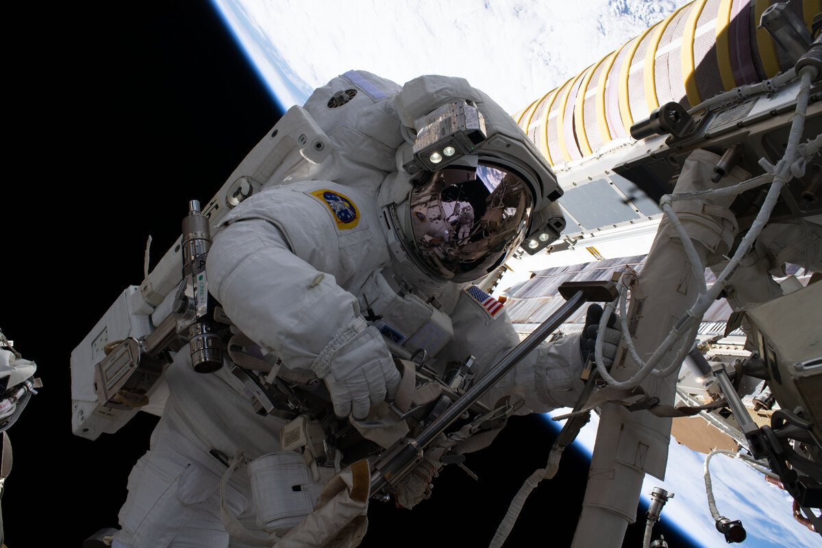 Специалист из НАСА Шейн Кимбро во время выхода в открытый космос. Источник: nasa.gov