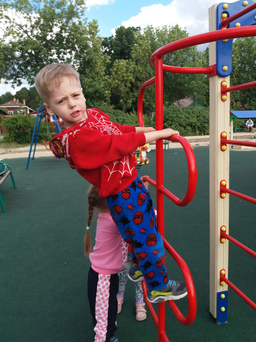 Детские площадки - самый распространённый и простой способ похищения наших детей!