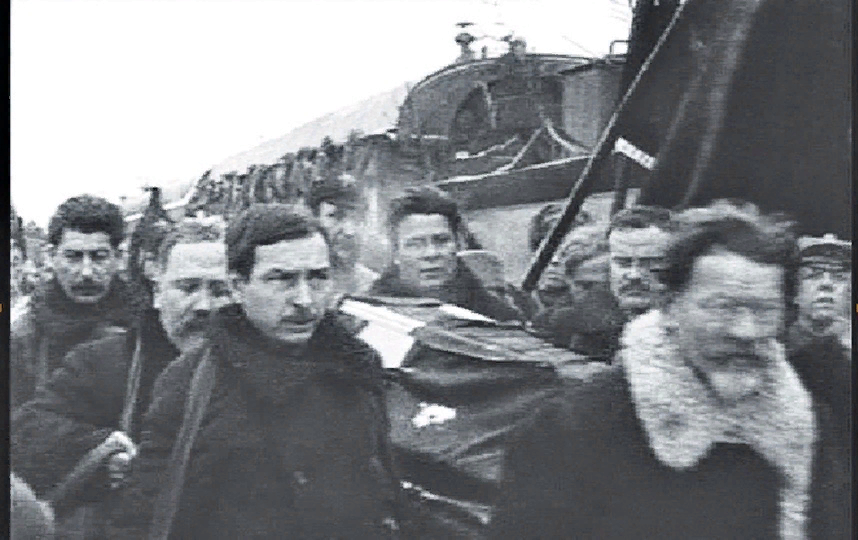 Похороны вождя революции. Сталин в последних рядах... Изображение взято из открытых источников.