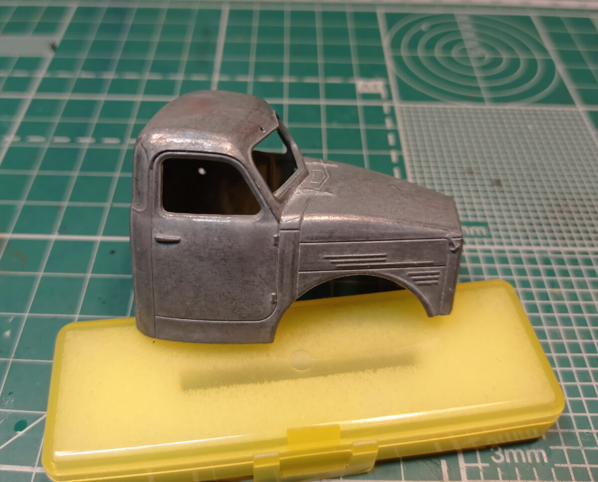 1. Кабина без краски, ручки дверей отлиты заодно