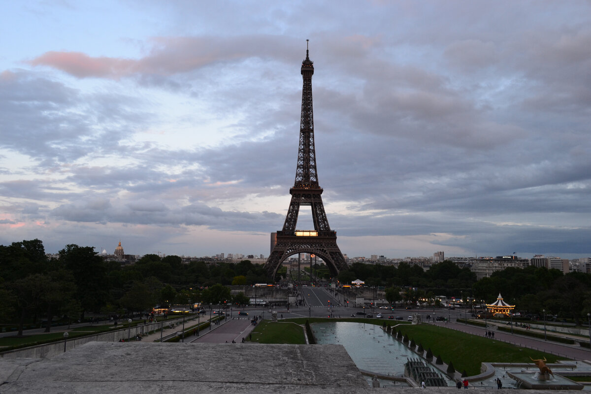 Вид на башню и Варшавский фонтан с площади Трокадеро (здесь и далее все фотографии автора)
