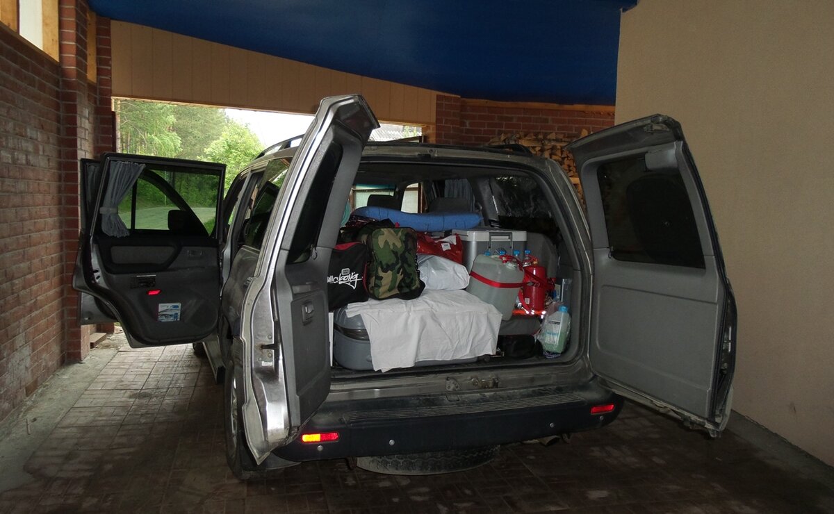 Загрузка авто перед большим стартом