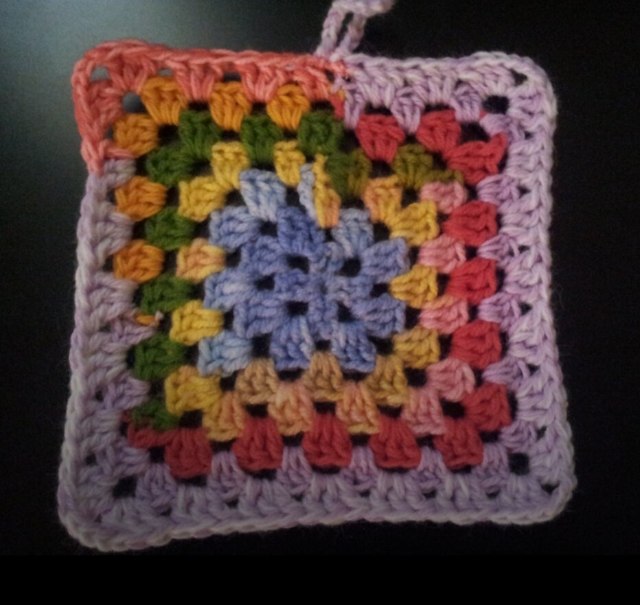 Это связано из б.у. пряжи. Прихваточка.