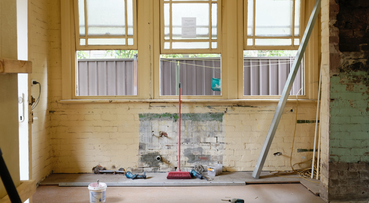 Фотография черного помещения, которое находится на стадии подготовительных работ