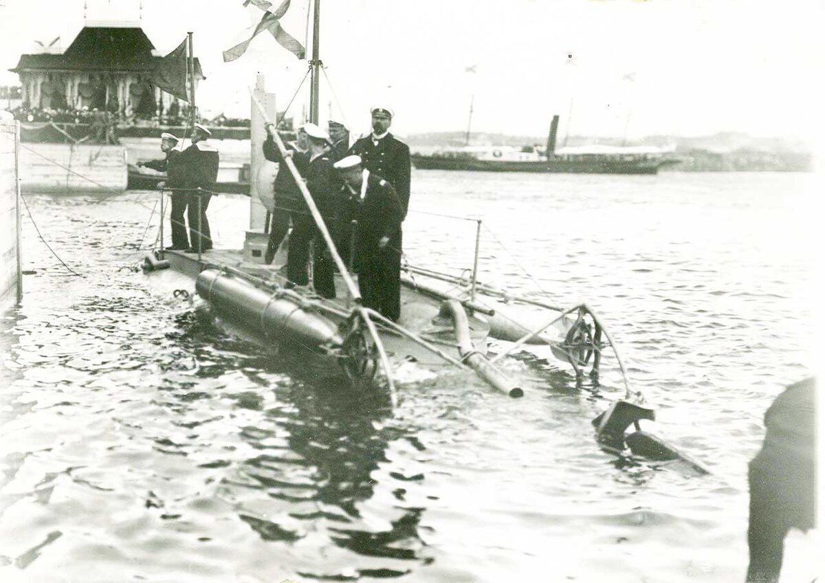 "Дельфин" - спуск на воду. (Wikipedia.org)