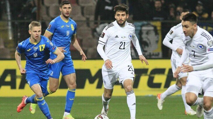 Футболисты следят за мячом.        фото: картинки  яндекса. 