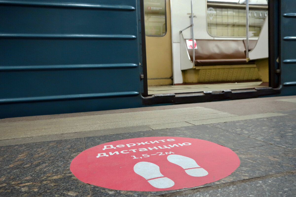 Пассажиры метро раскололись на две крайности – одни в масках, другие ведут себя как попало. Например, вейпят электронные сигареты