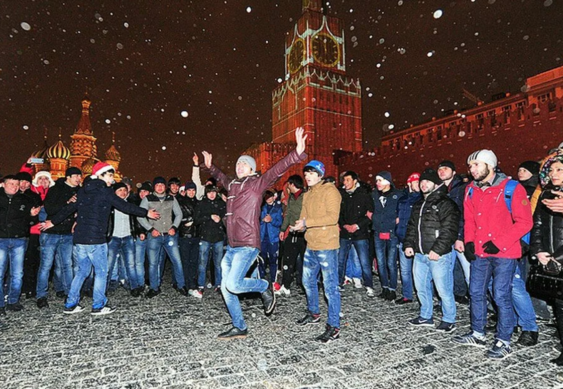 Почему 31 декабря. Красная площадь новый год мигранты. Люди на красной площади в новый год. Лезгинка на красной площади. Толпа зимой в Москве.