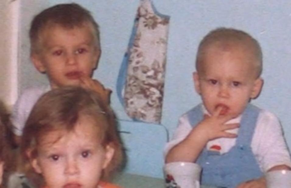 Даня и Илья в детстве. Скрин https://www.youtube.com/watch?v=cJIqQMMPEmU