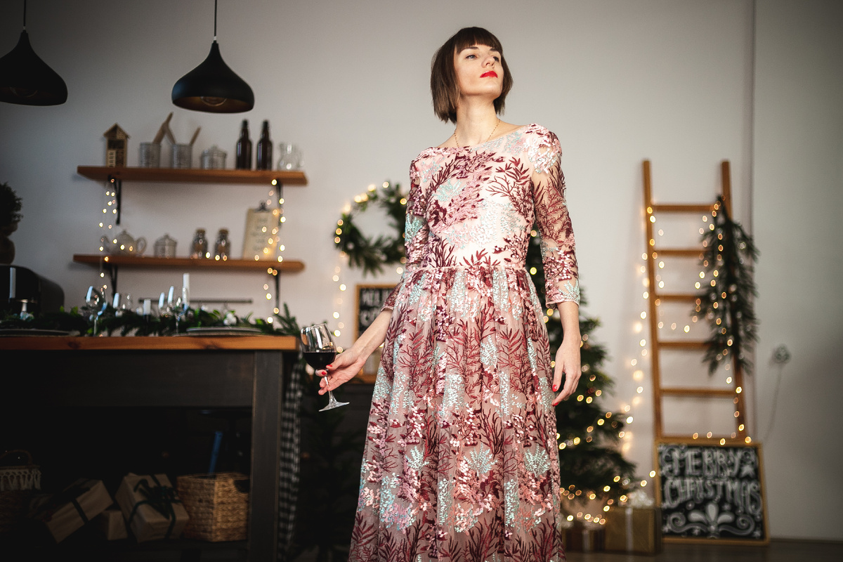 Женщина в платье.