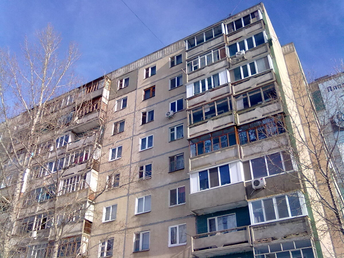 Жилой дом №2 по ул. Батавина. Год постройки - 1985. Типовой проект "111-90", 144 квартиры. (Фото автора).