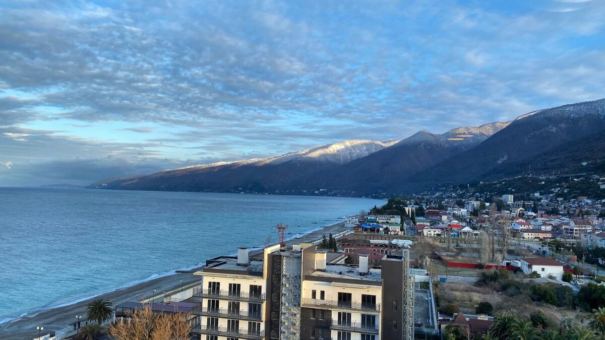Вид из отеля на город и набережную Гагры