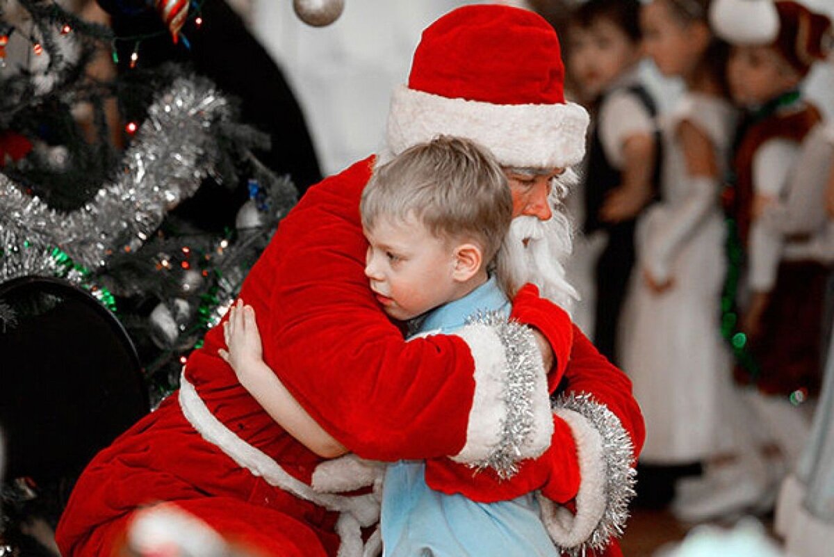  Костюм Деда мороза практически соответствует описываемым событиям. Дело  было в далеком 1986 году https://www.culture.ru/storage/images/3570e360014ce66edcdc1dbb0a6a04ca/171758efb4367efca76ca8b61fbaa09f.jpeg