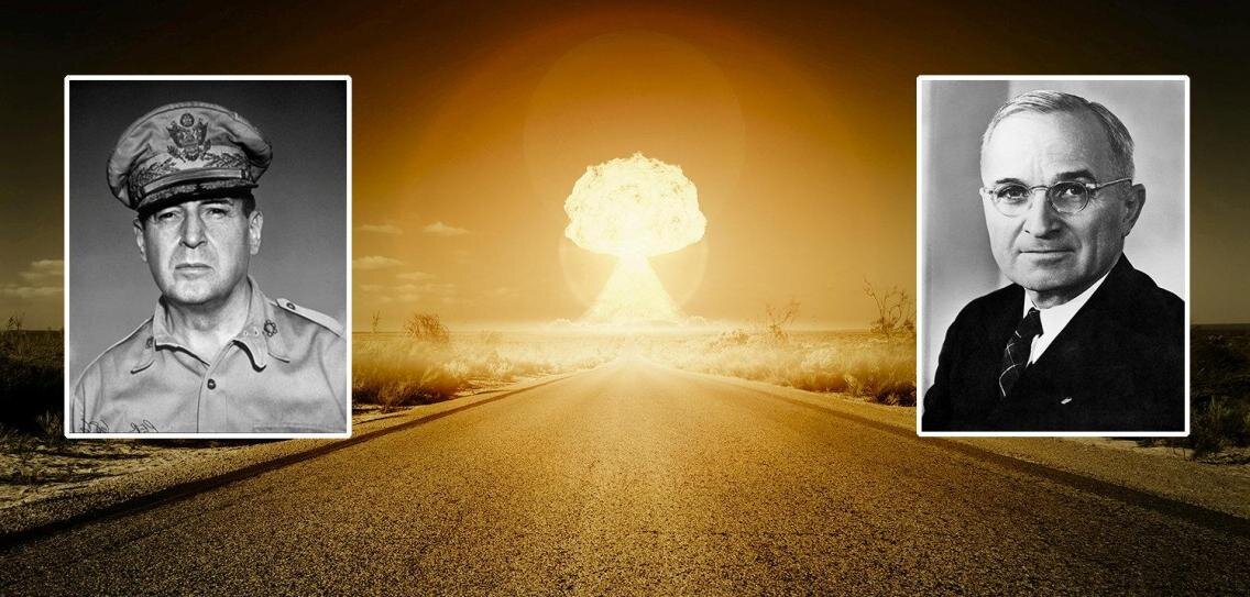 Гарри С. Трумэн (справа) Обвинил Дугласа Макартура (слева) в призыве к применению ядерного оружия в Корейской войне.