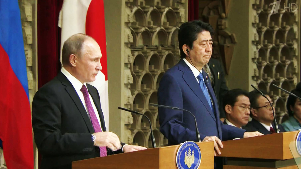 Президент России Владимир Путин и бывший премьер-министр Синдзо Абэ. А сразу за Абэ - нынешний лидер Японии Фумио Кисида (в кабмине Абэ он был главой МИД).