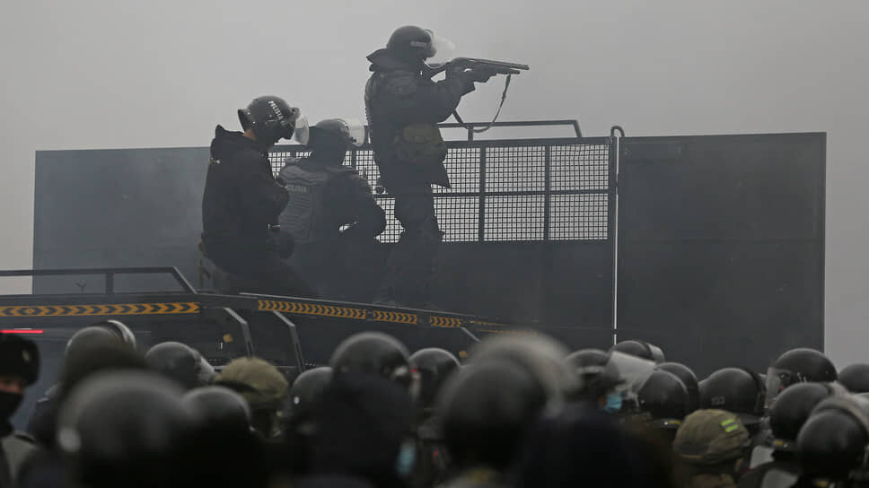 Полицейские на акции протеста в Алматы. Рavel Mikheyev, Reuters