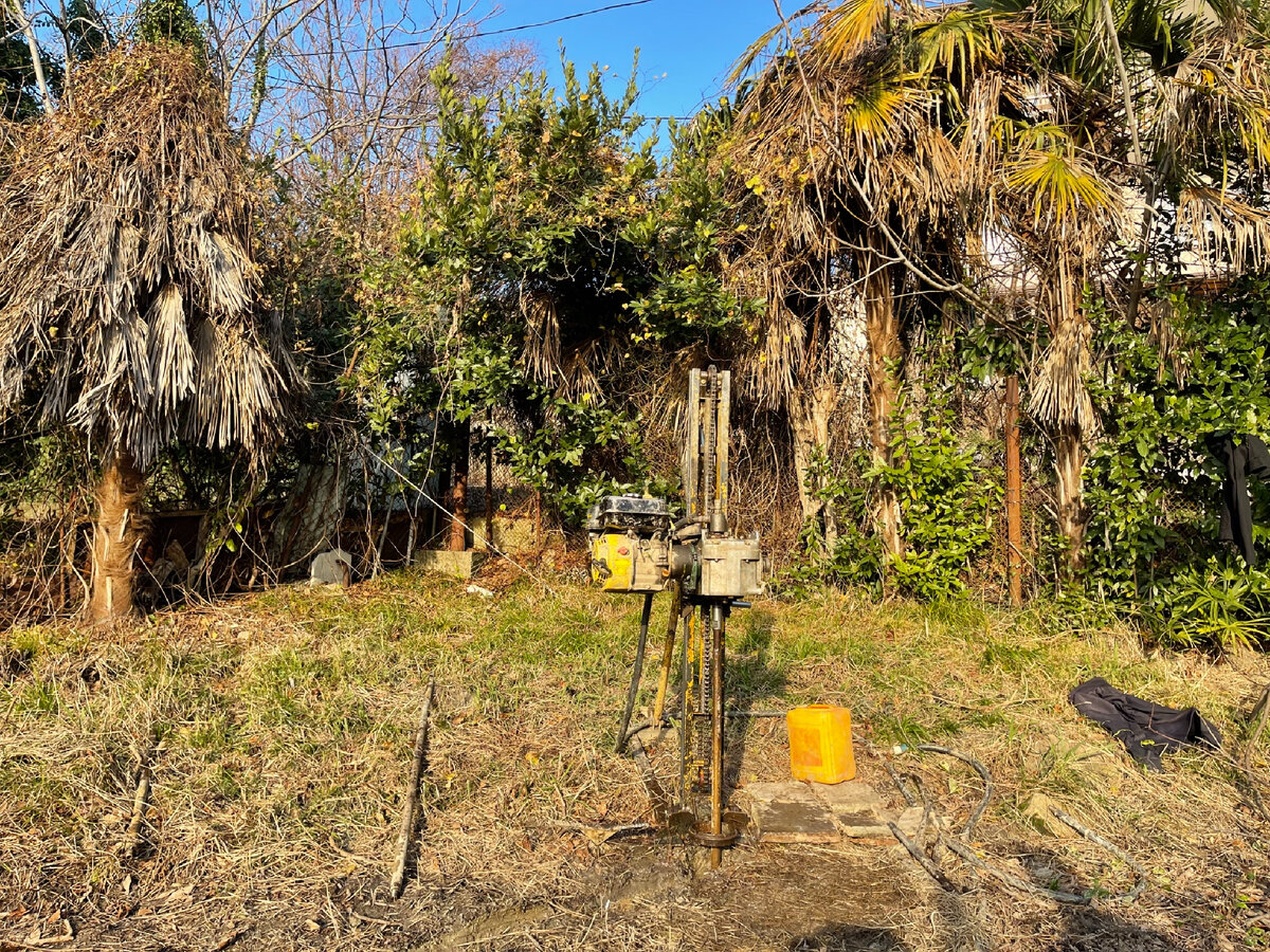 Буровая установка УКБ 12/25И для проведения геологических изысканный. Скважины бурятся шнековым и колонковым способом.
