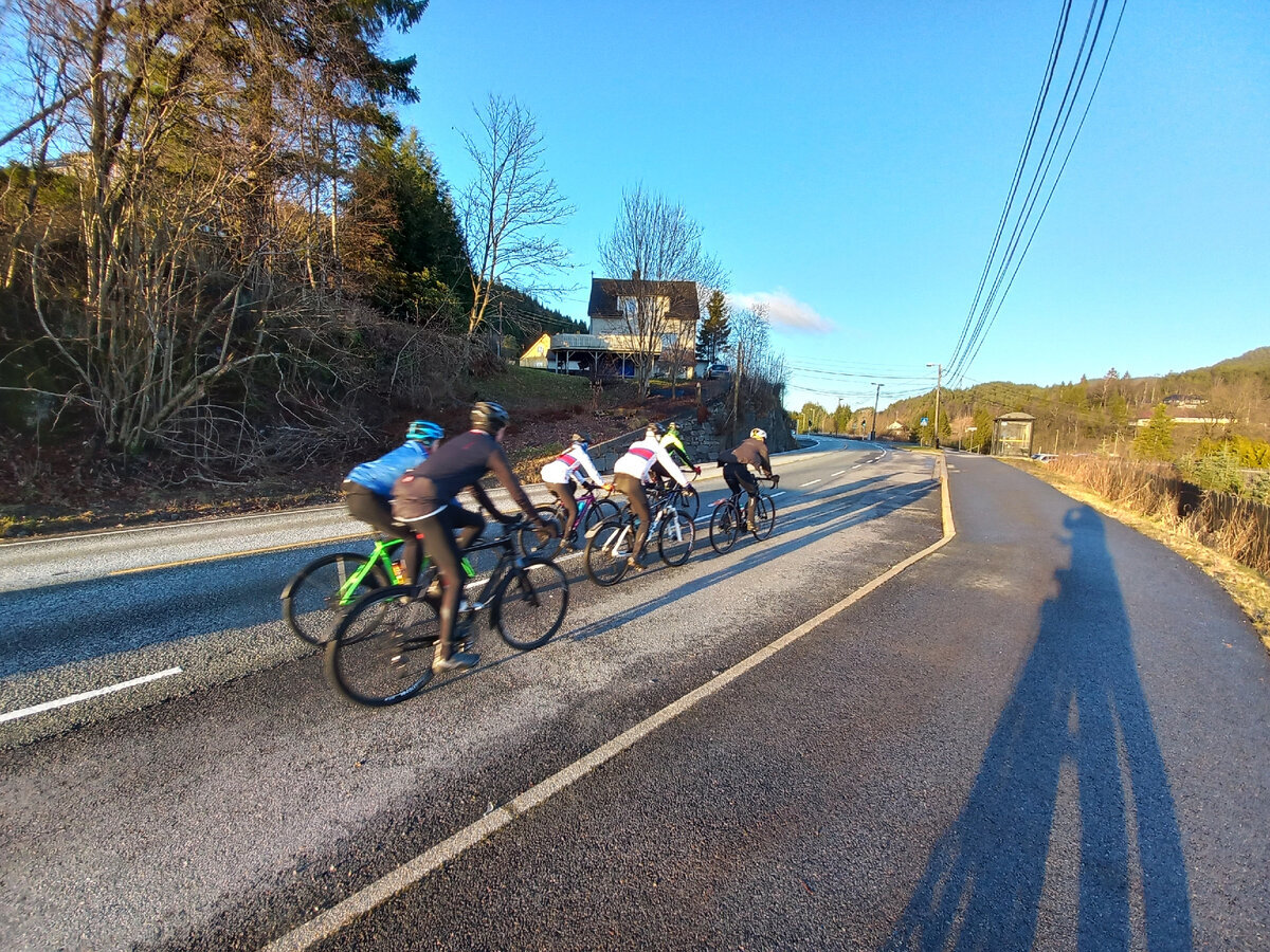 Терпеливо относятся водители авто в Норвегии к  велосипедистам на автотрассе.