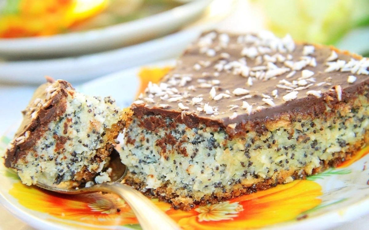 Когда хочется вкусной сладкой выпечки, возьмите этот простой рецепт и приготовьте домашний простой торт к чаю. Магазинная выпечка не идет с ним ни в какое сравнение. Быстро, не дорого и очень вкусно. Прекрасный вариант для воскресного семейного чаепития. Приготовленный своими руками, он создаст особую атмосферу домашнего уюта и тепла. Сделайте сюрприз своим близким, и соберите всех вместе за одним столом. Для этого вовсе не нужен повод, праздник или торжественный случай.