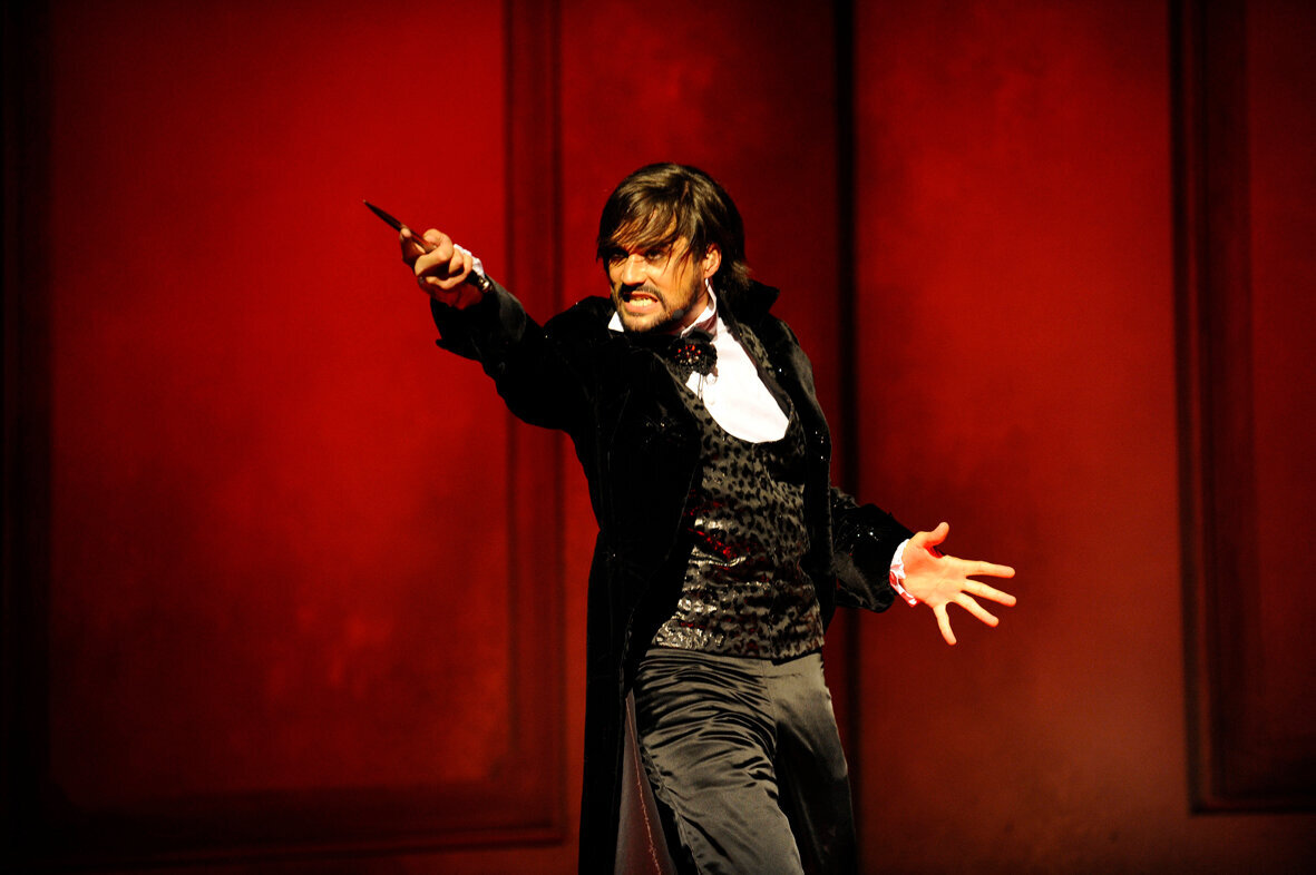 Кадр из спектакля «Моцарт. Рок-опера» (режиссёр Оливье Даан, оператор Frederic Martial-Wetter, художник-постановщик Жижи Лепаж, 2009 г.). Источник:https://www.kinopoisk.ru/film/647823/stills/page/2/                                                                