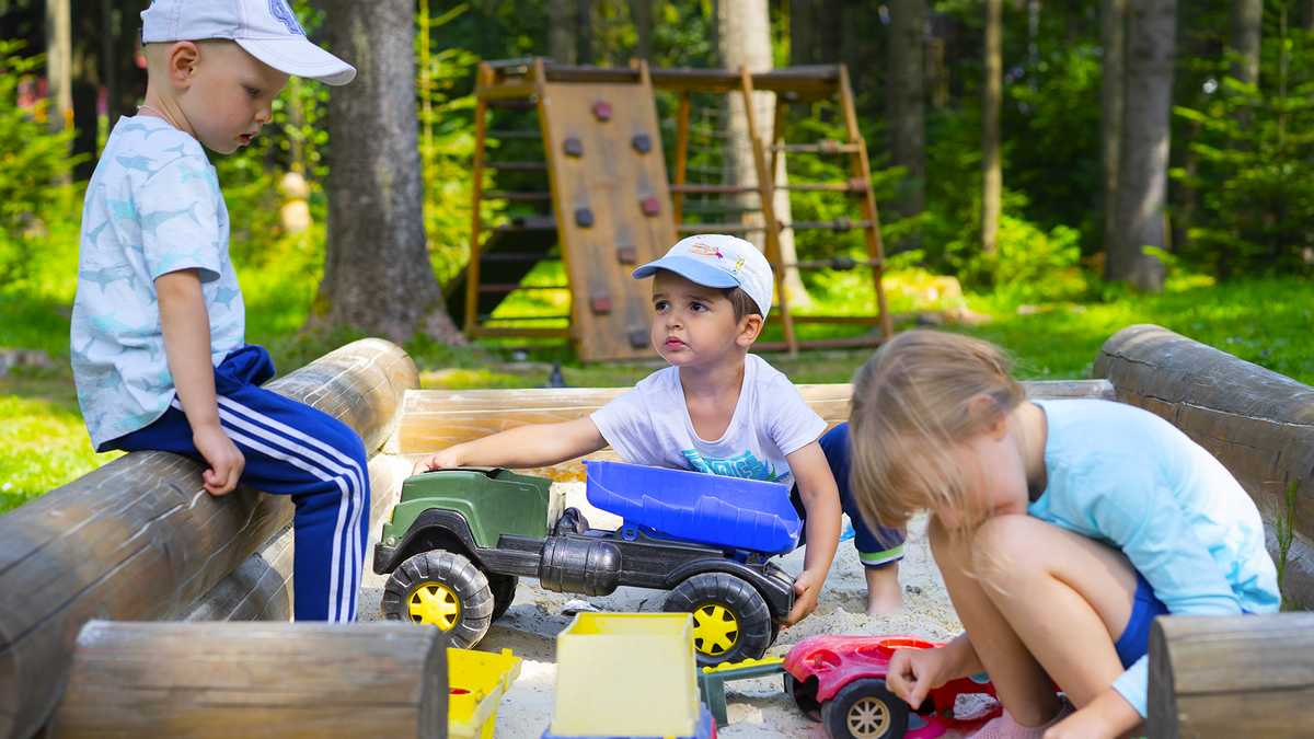 Общество диктует не только нормы общения и поведения для мальчиков и девочек, но и чувства, которые «следует» испытывать детям разных полов. Однако такую тенденцию едва ли можно назвать позитивной.