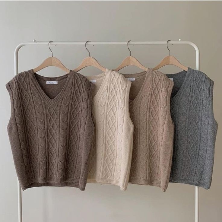 Для твоего базового гардероба можно смело выбирать все оттенки коричневого, чёрного, белого. Так тебе будет проще вписать его в капсулу. Принтованные жилеты это уже не база и с рисунками тоже, помни об этом.