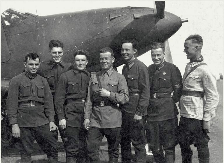 Апрель 1943 года. Александр Вильямсон - крайний справа, Михаил Лиховид – третий справа. 