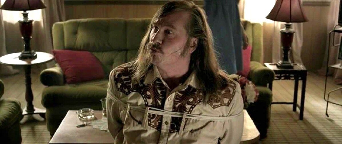 Помните убежавшего в финале, героя Вэла Килмэра из "Схватки" (1995) Манна? Ну вот - спустя 17 лет допрыгался "неуловимый" грабитель. 