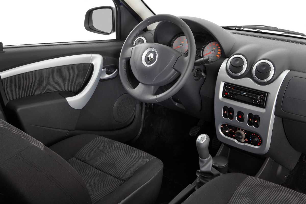 Renault Logan I рестайлинг. Фото из otzyvy-avtovladelcev.ru.