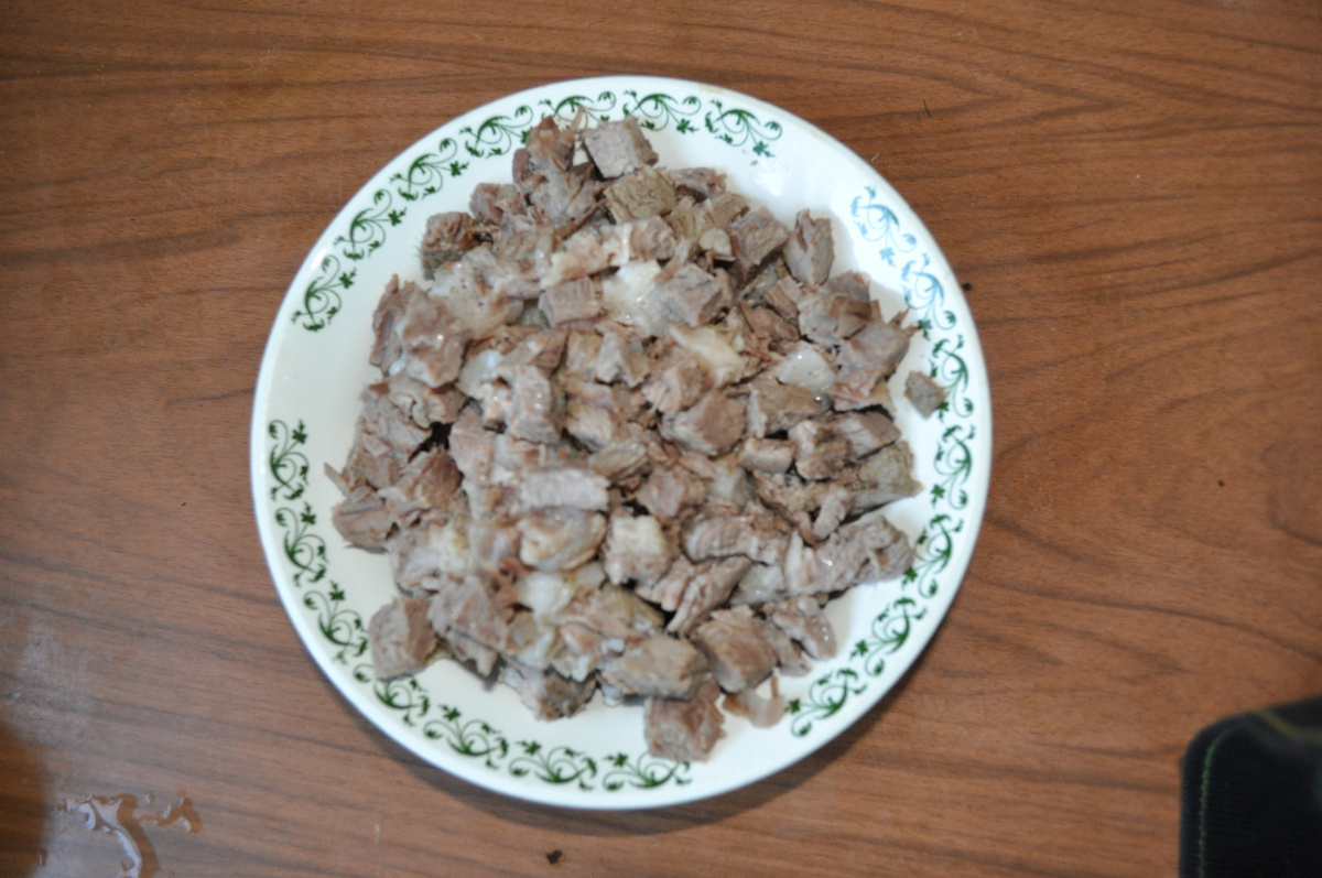 Мясо: говядина или баранина, или свинина, или курица.