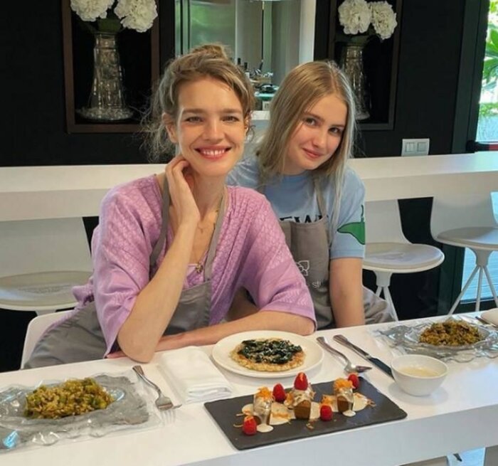 Нева с мамой Натальей Водяновой на кулинарном мастер-классе. Фото: Instagram.com/natasupernova