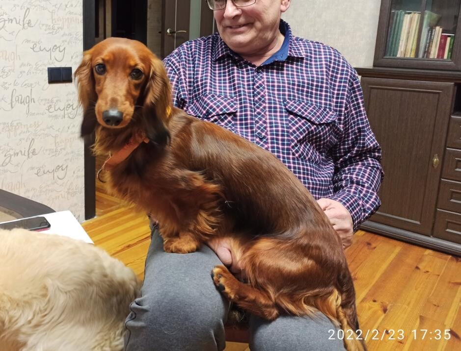 Чача на коленях у Эдика