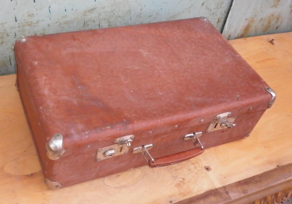 Как открыть старый чемодан. Открытый старинный чемодан. Как открыть старый чемодан. Замок старого чемодана. Старый чемодан замок.