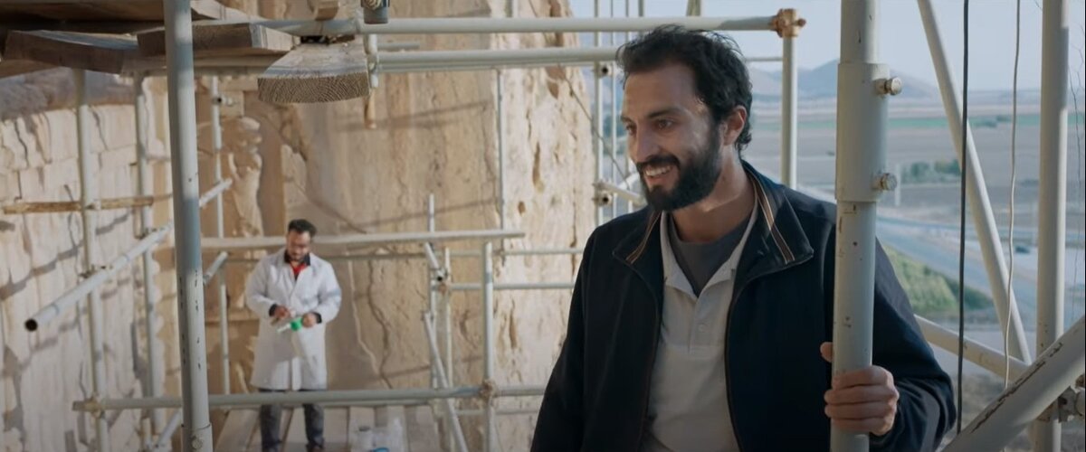 Рахима с его непередаваемой мягкой улыбкой убедительно сыграл Амир Джадиди