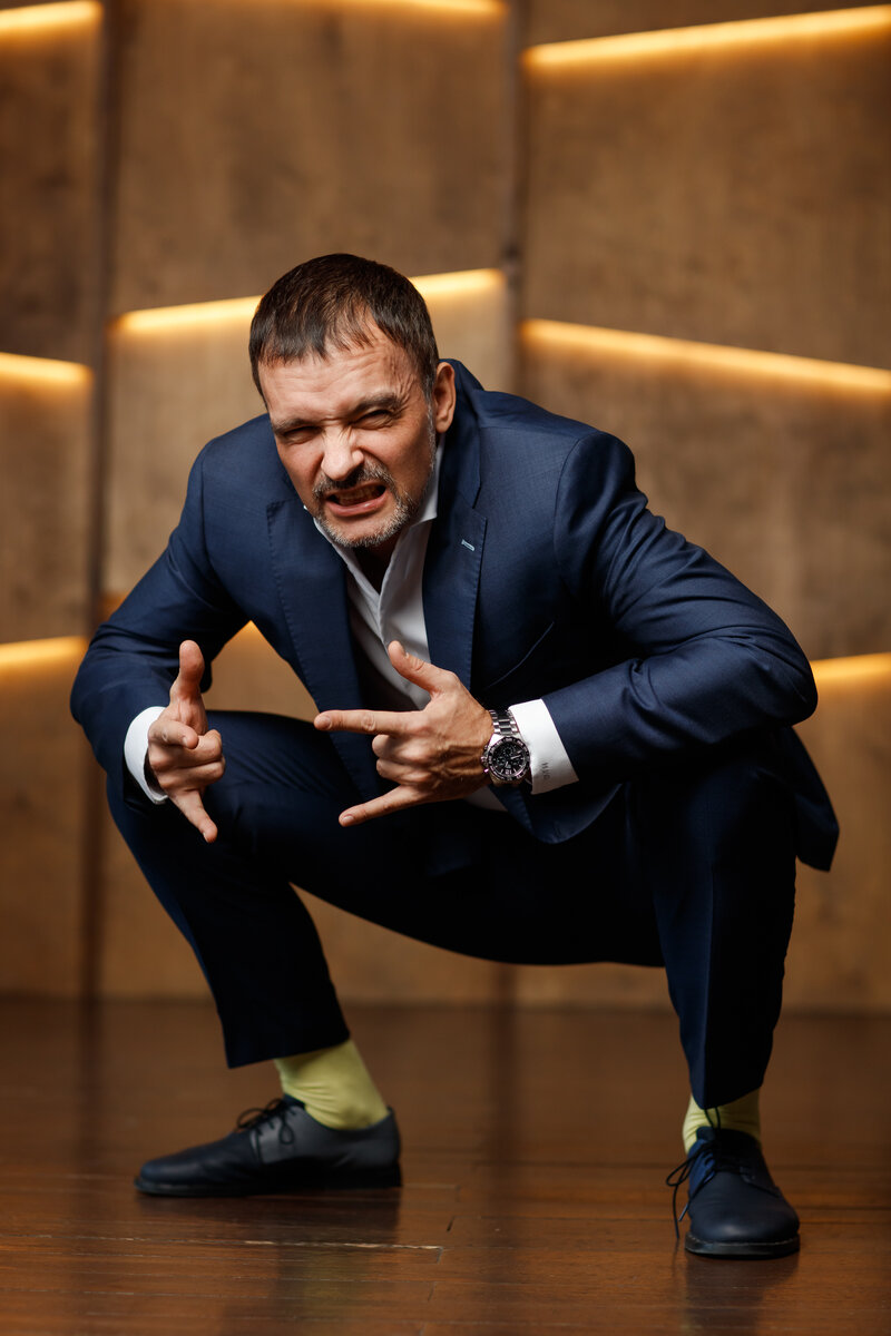 – Как общаться с людьми, которые придерживаются иной позиции. Как общаться, чтобы разговор не закончился скандалом? – Стоит ли переубеждать собеседника? – Стоит ли прерывать контакты с людьми, с которыми вы имеете разное мнение? – Стоит ли отписываться от друзей в социальных сетях, если они высказывают другую точку зрения? Нужно ли вступать в спор, чтобы его переубедить? – Как справляться с обидой, злостью, уязвимостью от разговоров?