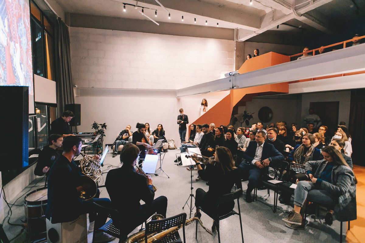 Дом симпл мьюзик зал. Дом simple music на хлебозаводе №9. Людовико эйнауди оранжерея вднх. Simple music ensemble концерты. Simple music ensemble концерт на хлебозаводе.