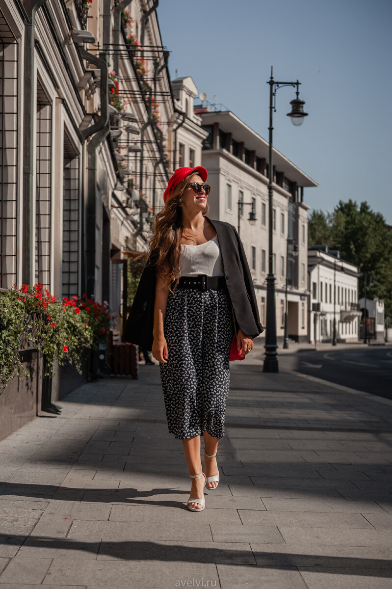 В период закрытых границ и отсутствия путешествий хочется новых эмоций и в связи с этим у меня родилась идея сделать парижскую фотосессию для моей героини, но не выезжая из Москвы. 
Мне удалось найти 3 подходящие локации с нотками Франции.
Я помогла насте подобрать образ для съемки и утром мы отправились на первую локацию.
Главное нужно было приехать в ресторан до 10 утра, так как именно в это время солнце падало на нужный столик))

Пока мы ждали открытие веранды в ресторане Жеральдин, сделали первые кадры за столиком у входа, а потом устроили настоящий французский завтрак с овсянной кашей, круасанами и кофе
Так же сделали несколько кадров по пути к следующей точке.
 
Вторая локация это парижский вход в метро. Я обожаю это место! если найти подходящий ракурс, ни за что не догадаешься что это в центре Москвы)
Рядом с ним мы покормили голубей багетами и отправились к триумфальной арке. 
Конечно Московская арка отличается от парижской, но общая картинка получилась то что надо. На удивление итог съемки был лучше чем я ожидала.  Посмотрите фото и увидите сами)