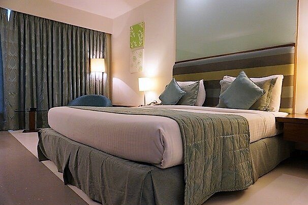 Свежие шторы, чистая постель, уютный плед, несколько подушек - и уже хорошо!