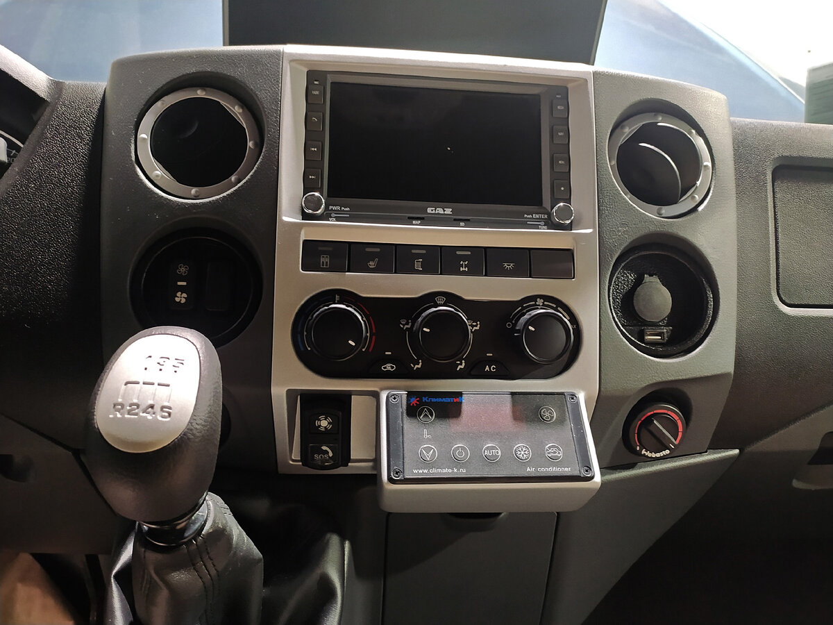 Грубо, но удобно вписали блок управления кондиционером.