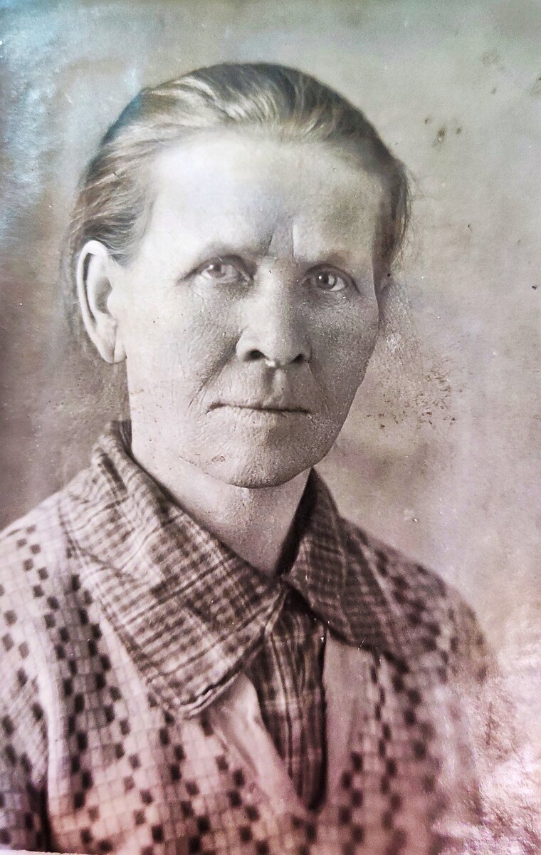 прабабушка Варя, тут еще совсем молодая, немного за 40