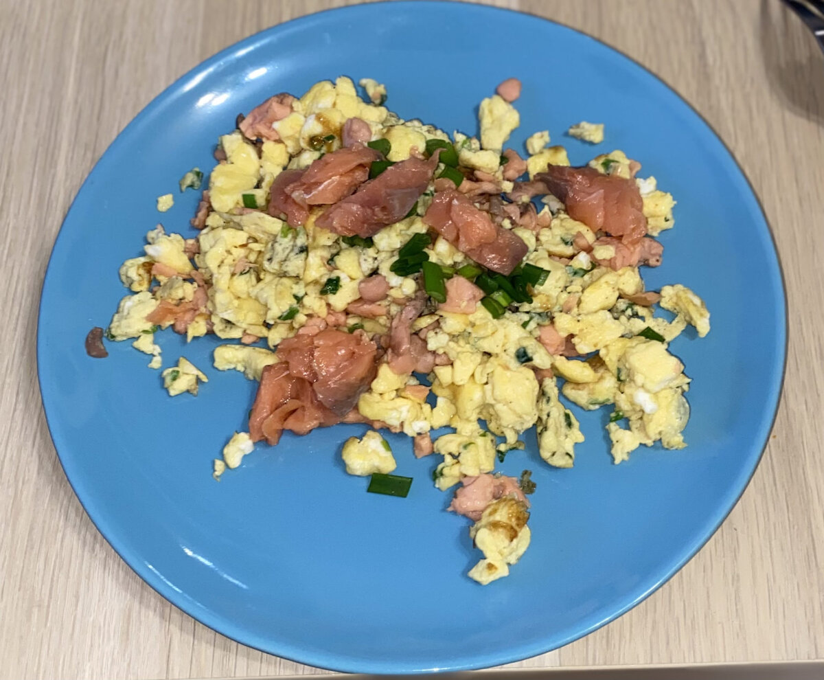 Яичница с солёным лососем