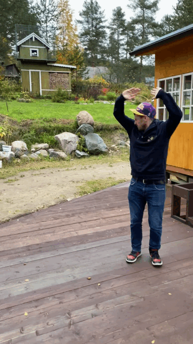 Это откудава это к нам такого красивого дяденьку занесло?