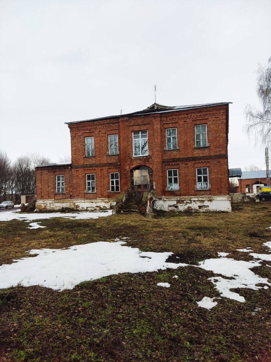 Это одно из зданий ,я так поняла не в нем прием ведется .Прием ведется с правой стороны ,где машина стоит маленькая дверь,вдалеке.