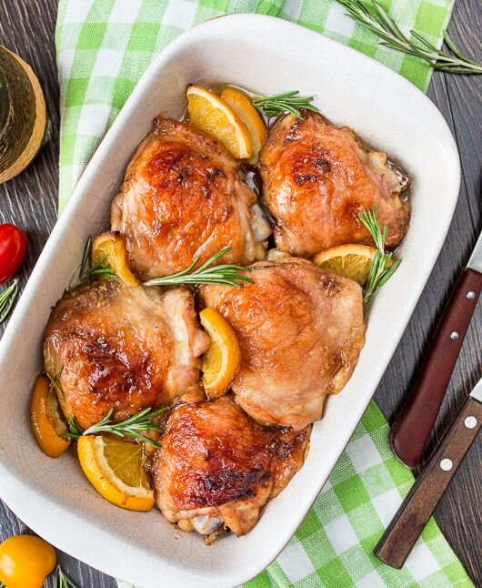 

Ингредиенты:
куриные бедра 6 шт. 
крупный апельсин 2 шт. 
веточка розмарина 4-5 шт. 
соевый соус 2 ст.л. 
сахар 1 ст.л. 
чеснок 2-3 зубчик 
соль по вкусу 

Рецепт: Из одного апельсина выдавливаем сок. Смешиваем с соевым соусом, сахаром, натертым чесноком и солью. Второй апельсин нарезаем ломтиками и кладем в огнеупорную форму вместе с курицей. Туда же кладем веточки розмарина. Вливаем соус. Ставим форму в предварительно разогретую до 200 градусов духовку и готовим около 45-50 минут, периодически поливая бедрышки соусом из формы. 

Автор: Алина Морозова