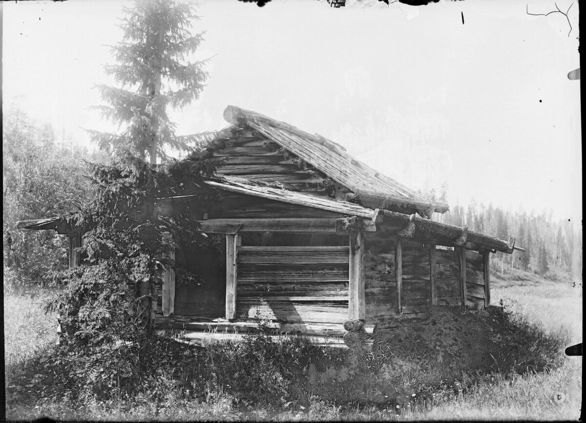 Часовня на Ютнемском лугу, находящееся ближе к реке Выя. Фотография Томского И.И. 1921 год.