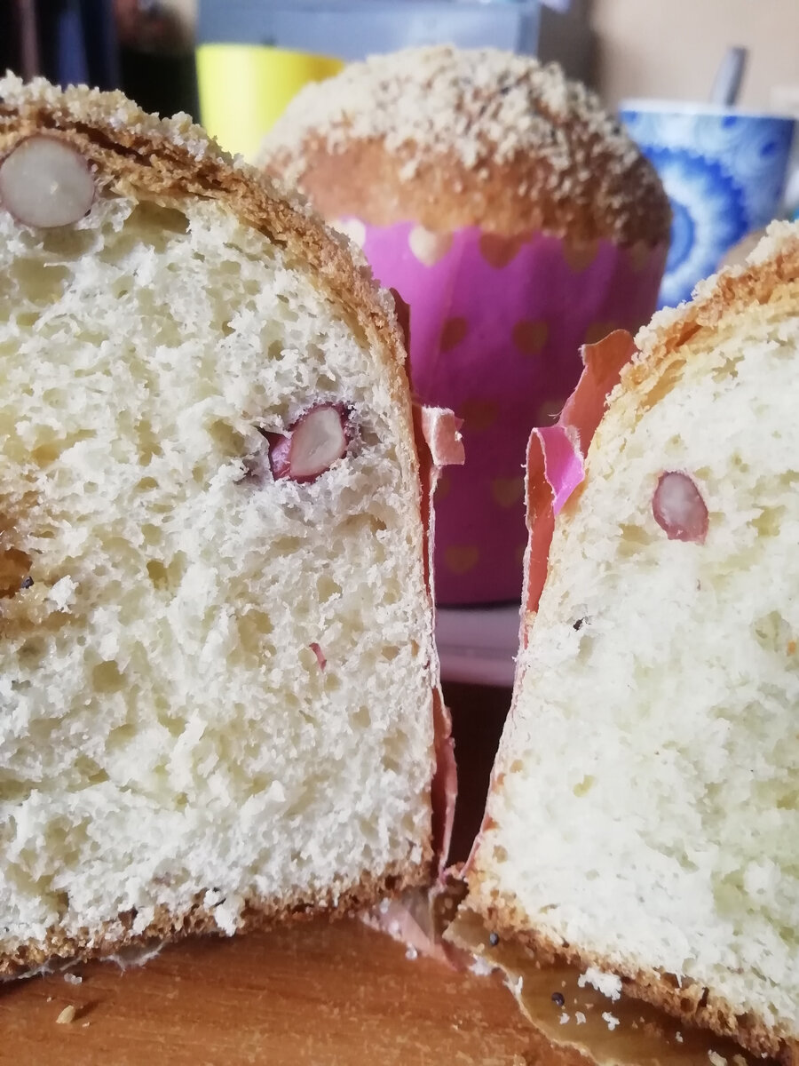 Мякиш у кулича нежный, пористый. 