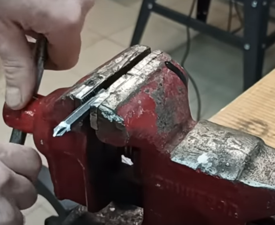 Зажимаем в тесы и спиливаем болгаркой или ножовкой по металлу